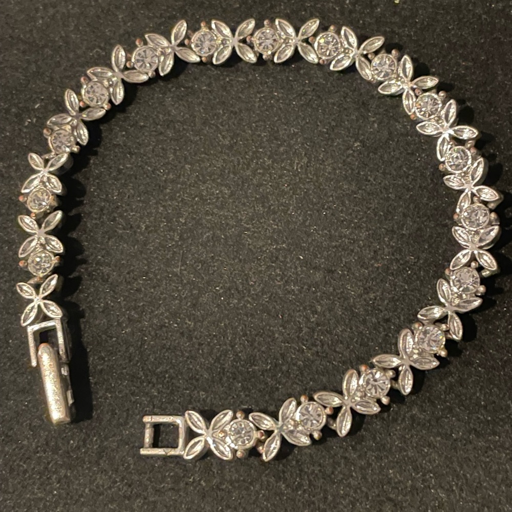 Elegant AVON VINTAGE Silver Floral Bracelet